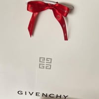 علبه تحتوي على شنطة من جفنشي اصليه مع كيس جفنشي