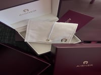 كبك من اجنر للرجال مع الشعار استيل لون فضى واخضر