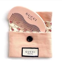 طقم قوتشي (شنطة قوتشي زهرية للمكياج/ روج / مشط / ع...