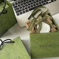 تعليقة عطرية مع شريط قوتشي و علبه قوتشي - ماستر