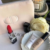 طقم شنطة ديور مع روج ديور و كريم للوجه و اساس مع ك...