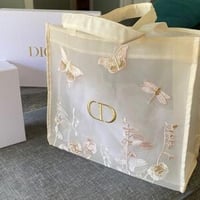 حقيبة كتف مطرزة بالزهور والفراشات من كريستيان ديور