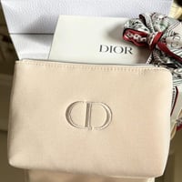 طقم شنطة ديور مع روج ديور و كريم للوجه و اساس مع ك...