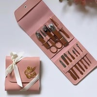 8 محفظة جلدية وردي تحتوي طقم العناية الكامل بالاظا...