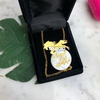 بروش صدف الحصان مطلي فضه المقاس الوسط مع تعليقه ال...