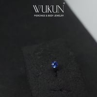 زمام بيرسينج ذهب عيار 18K بفص كحلي وسط