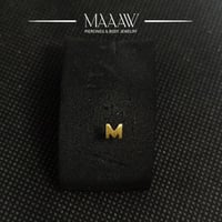 زمام بيرسينج ذهب عيار 18k حرف M