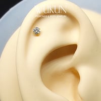 بيرسينج ذهب عيار 18k برغي باك فلات بفص أبيض وسط