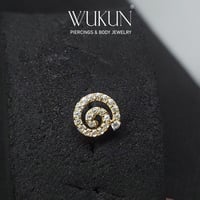 زمام بيرسينج ذهب عيار 18k شكل حلزوني بفصوص