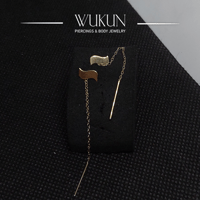 أقراط ذهب عيار 18k بشكل مميز متصل بسلسلة