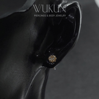 أقراط ذهب عيار 18k بفص أبيض