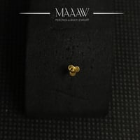 زمام بيرسينج ذهب عيار 18k وردة ثلاثية بسيطة وصغيرة