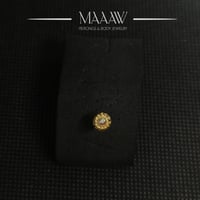 زمام بيرسينج ذهب عيار 18k دائرة منقوشة بفص سبع ألو...