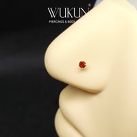 زمام بيرسينج ذهب عيار 18K بفص أحمر وسط