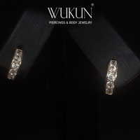 أقراط حلق صغير ذهب عيار 18k كلاسيك مع فصوص لامعة