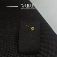 زمام بيرسينج ذهب عيار 18K دائرة منقوشة بفص أبيض