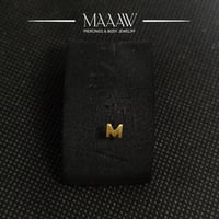 زمام بيرسينج ذهب عيار 18k حرف M