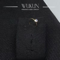 زمام بيرسينج ذهب عيار 18K دائري حلقة بفص عاكس ألوا...