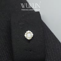 زمام بيرسينج ذهب عيار 18k شكل معين بفصوص وكرستالات