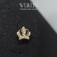 زمام بيرسينج ذهب عيار 18k شكل تاج بفصوص