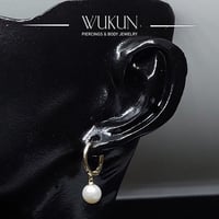 أقراط ذهب حلقة عيار 18k حبة لؤلؤ معلقة