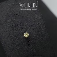 زمام بيرسينج ذهب عيار 18K بفص ليموني فاتح وسط