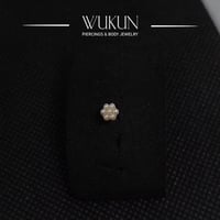 زمام بيرسينج ذهب عيار 18K وردة بسبع حبات لؤلؤ صغير...