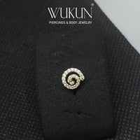 زمام بيرسينج ذهب عيار 18k شكل حلزوني بفصوص