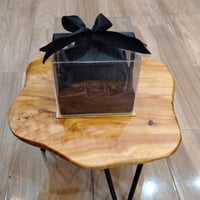 بوكس شفاف مع سلس ورد صناعي أسود