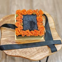 بوكس شفاف مع ورد اورنج وسلسال