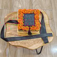 بوكس شفاف مع ورد اورنج وسلسال