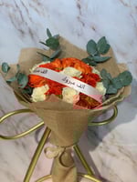 بوكيه ورد مع شريطه ألف مبروك