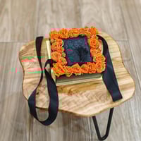 بوكس شفاف مع ورد اورنج وسلسال