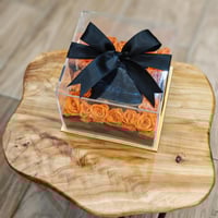 بوكس شفاف مع ورد اورنج وسلسال