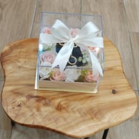 بوكس شفاف مع سلس وورد صناعي vip