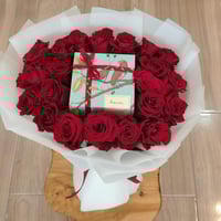 بوكيه ورد مع شوكلا انوش صغير مميز