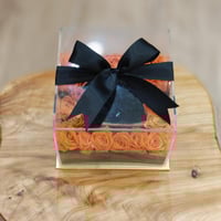 بوكس شفاف مع ورد اورنج وسلسال