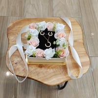 بوكس شفاف مع سلس وورد صناعي vip