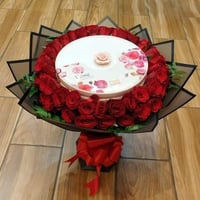 بوكبه احمر مع بستاني كبير