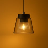 علاقي إنارة زجاجي بتصميم هرمي أنيق ينساب منه الضوء...