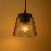 علاقي إنارة زجاجي بتصميم هرمي أنيق ينساب منه الضوء...