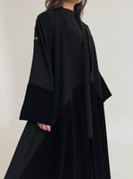 عباية كريب اسود مع مخمل اسود