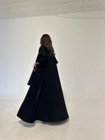 عباية كريب اسود مع جاكار زري من الخلف قصة كلوش