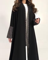 عباية كريب اسود مع اكمام لنن مطرز قصة كلوش
