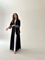 عباية كريب اسود مع اكمام زيتي فاتح