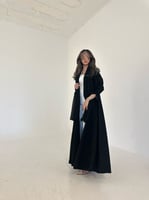 عباية كريب اسود مع جاكار زري من الخلف قصة كلوش