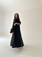 عباية كريب اسود مع اكمام زيتي فاتح