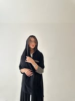 عباية كريب اسود مع اكمام زيتي فاتح