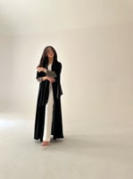 عباية كريب اسود مع اكمام زيتي فاتح