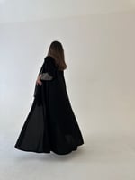 عباية كريب اسود مع اكمام زيتي فاتح